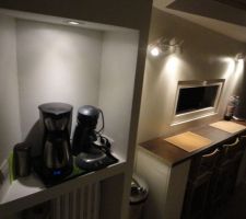 Pour gagner de la place sur le plan de travail, la niche à café, crée en placo au dessus du radiateur
