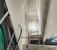 Bande placo dans tr&eacute;mie escalier