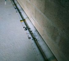 Dans l'ordre:
- pose d'un cordon de mastic Vario Double Fit
- pose d'une bande de 30cm de large sur toute la longueur du mur
- pose et fixation de la lice (que je pré-perce tous les 60cm max)(les chevilles à frapper étaient trop longues, j'ai donc utilisé à la place les chevilles multimatériaux)