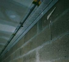 Pose de la lice haute de la même manière que la basse... à l'exception des chevilles:
- si je tombe sur une fourrure du faux plafond, j'utilise une vis à placo de 35mm pour m'y fixer
- si je n'ai pas de fourrure dispo, je dois passer par une cheville molly (en supposant que celles utilisée (20kg de charge max) suffisent)