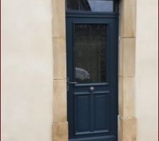 La porte d'entrée de la petite maison. Après.