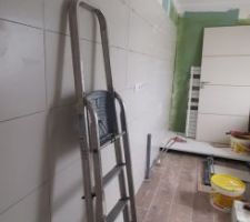 Début de la pose du carrelage pour la salle de bain de l'étage