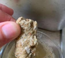 Test enduit ancien : platre gros & chaux aérienne VS chaux hydraulique. Ici chaux hydraulique ou il ne reste que du sable