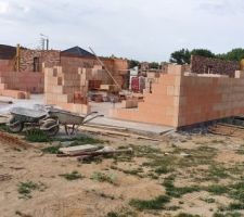 Vue arri&egrave;re de la maison partie garage et cellier, la salle &agrave; manger et la cuisine au niveau de la terrasse