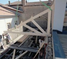 Mise en place de la première ferme sur le côté monopente