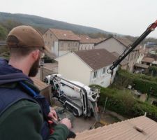 Le scellement de l'ensemble par le dessus après coffrage fait gagner beaucoup de temps mais n'influe nullement sur le coùt .