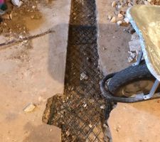 Petit ferraillage (de récupération) du trou dans la chape avant coulage du ciment