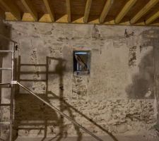 Purge des fissures du pl&acirc;tre gros et piquage du bas du mur.