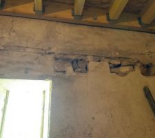 Rebouchage avec des pierres des trous laiss&eacute;s par les anciennes poutres du 1er &eacute;tage.
