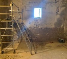 Rejointement du bas du mur avec des pierres &agrave; la chaux HL3,5