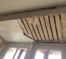 Exploration du linteau de la fen&ecirc;tre du salon