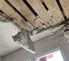 Exploration du linteau de la fen&ecirc;tre du salon