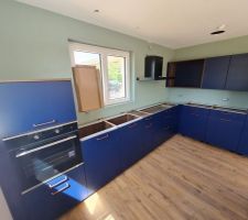 Les meubles sont posés, il ne manque plus que le plan de travail