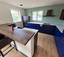 Plan de travail en Dekton posé ainsi que le bar