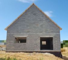 Fin de la charpente avec coulage béton arase rampants.