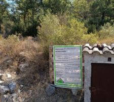 Affichage permis de construire devant terrain