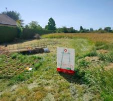 Désherbage d'une partie du terrain pour commencer le terrassement 1 semaine plus tard