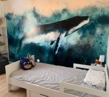 Chambre de Tom finalisée 
Papier baleine de chez Bimago 
bureau et bibliothèque IKEA 
Armoire But