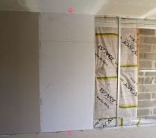 1 photo, 3 étapes:
- mur brut
- laine de verre et membrane d'étanchéité
- plaqué en BA13