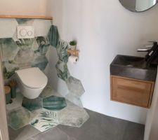 Les toilettes jungle du RDC 
Lave-mains en teck et pierre de chez Tikamoon
