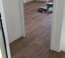 Parquet au sol fin , manque les plinthes