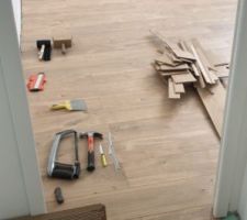 Parquet au sol fin , manque les plinthes