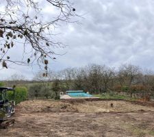 Avec la mini pelle de 1,8T, je pr&eacute;pare le terrain. 
Je rencontre le rocher un peu trop t&ocirc;t. Du coup j'abandonne l'id&eacute;e de faire une cave sous la maison.
Un vide sanitaire de 80cm sera d&eacute;j&agrave; pas mal.