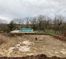 Avec la mini pelle de 1,8T, je pr&eacute;pare le terrain. 
Je rencontre le rocher un peu trop t&ocirc;t. Du coup j'abandonne l'id&eacute;e de faire une cave sous la maison.
Un vide sanitaire de 80cm sera d&eacute;j&agrave; pas mal.