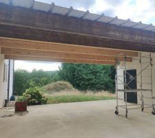 Poutres du carport pendant le ponçage