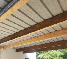 Poutres du carport pendant le ponçage