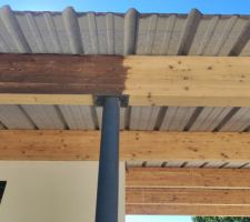 Poutres du carport pendant le ponçage