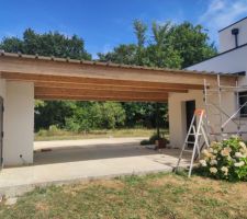 Poutres du carport poncées