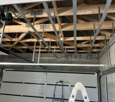 Isolation du toit du garage : Mise en place des suspentes et fourrures