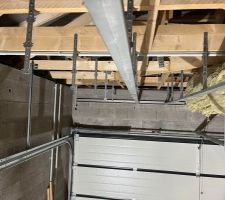 Isolation du toit du garage : Mise en place des suspentes et fourrures