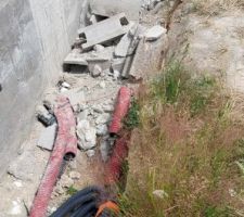 Déchets tout autour de la maison : morceaux de moellons, tuiles, ciments, palettes, pvc, gaines,...