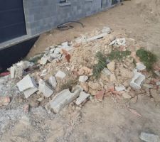 Tas de gravats devant la maison.