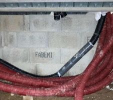 Le fourreau de raccordement au réseau électrique mis en place dans le vide sanitaire est manchonné avec un tube PVC.