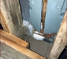 Une pi&egrave;ce de bois est &laquo; incrust&eacute;e &raquo; &agrave; l?emplacement du linteau.