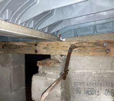 Poutrelles qui reposent sur des pi&egrave;ces de bois.