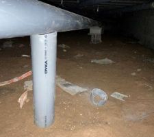 Evacuation sous vide sanitaire calé aléatoirement par des chutes de tuyaux PVC.