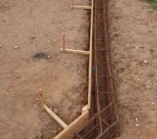 Armature en place dans la fouille. Des équerres pour les angles à 135°, 3 par niveau pour gérer la poussée au vide du béton.