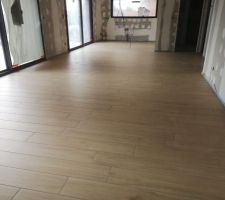 Carrelage imitation parquet dans la pièce de vie