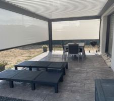 Pergola bioclimatique avec 3 rideaux