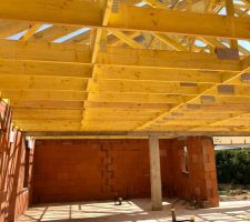 30/08/2022 : Visite de chantier suite ADF Achèvement des murs et nous constatons que la charpente a été posée le 28 et 29 aout toutefois le CDT remarque un bandeau PVC et non alu et bois