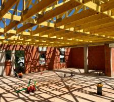 30/08/2022 : Visite de chantier suite ADF Achèvement des murs et nous constatons que la charpente a été posée le 28 et 29 aout toutefois le CDT remarque un bandeau PVC et non alu et bois