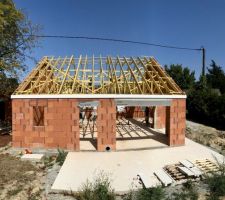 30/08/2022 : Visite de chantier suite ADF Achèvement des murs et nous constatons que la charpente a été posée le 28 et 29 aout toutefois le CDT remarque un bandeau PVC et non alu et bois
