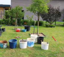 Sur les 17 tours d'arbres et arbustes à rehausser, on en a déjà changé 12. Bidons de ceci, bidons de cela, sable pour alléger, gravier, petits cailloux, terre végétale, terre à trier, terreau acheté, terreau maison, compost, et tout à la fin, sur la toile, ce sera le broyat maison des branches de taille. Il en faut, des vieux bidons, pour qui aime jardiner !