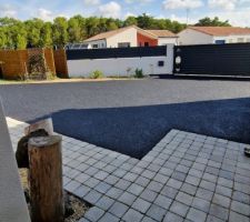 Cour de stationnement avec un drainant coté entrée