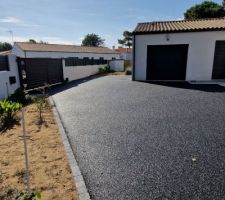 Cour de stationnement avec un  drainant coté ouverture garage et portail