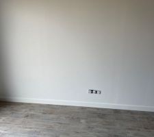 Plinthes pos&eacute;s et peinte  chambre parentale